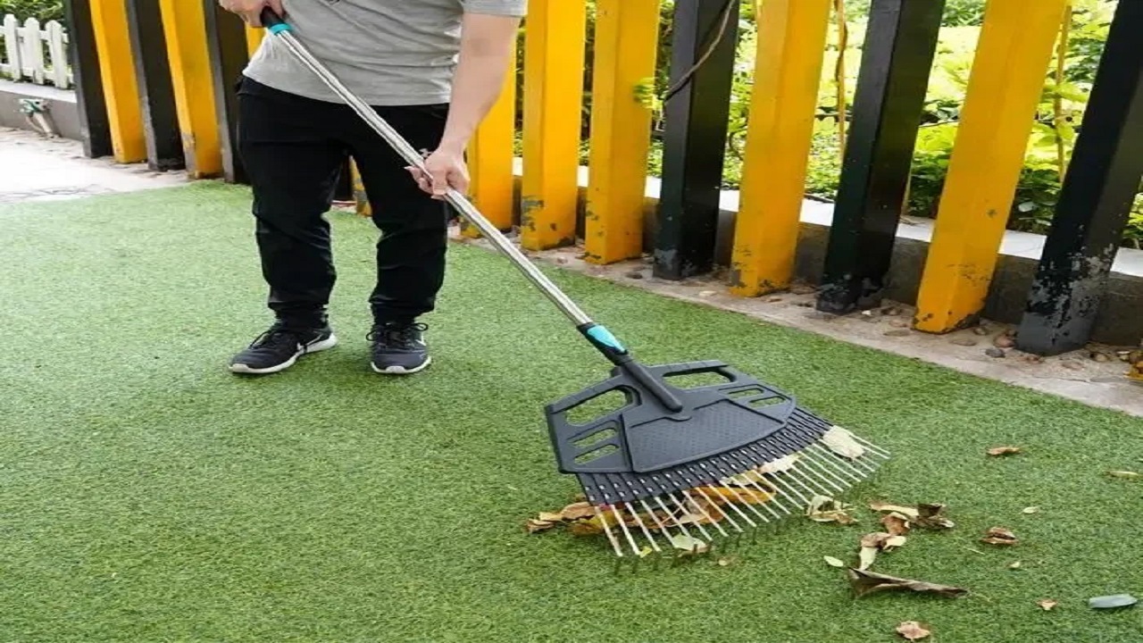 How Long Handle Rakes Enhance Productivity in Large Gardens